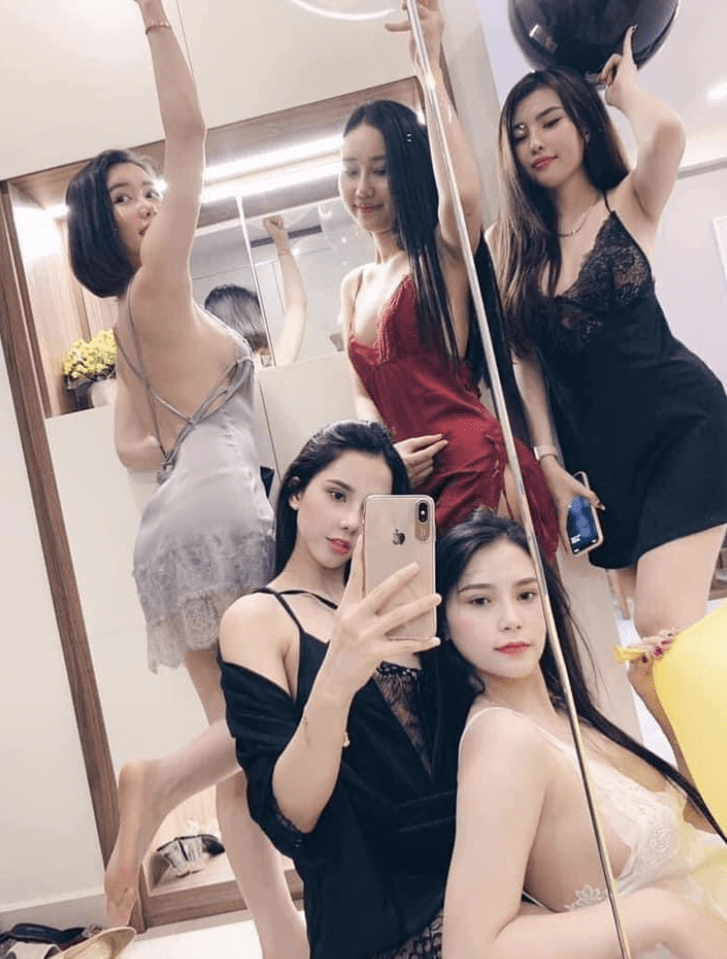 多位酒店公關在鏡前自拍合影